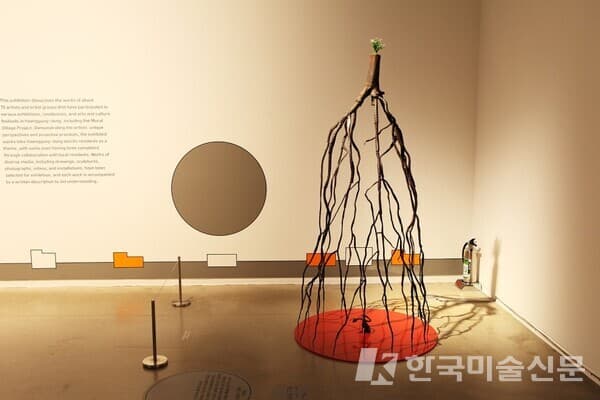 양태근생명-지킴이, 철단조, 식물, pvc, 브론즈, 217x100x100cm, 2011
