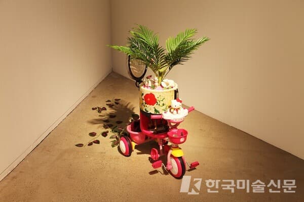 조정은레디메이드 인 행궁동 다실바 화분, 종이에 아크릴, 혼합재료, (입체)150x55x75cm, 2016-2019