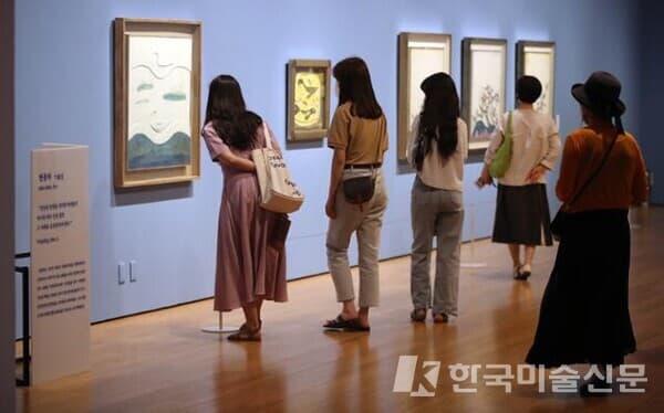 29일 오후 대구미술관에서 열린 이건희 컬렉션을 소개하는 특별전 '웰컴 홈:향연'에 관람객의 발길이 이어지고 있다. 이번 전시회는 지난 4월 대구미술관에 기증된 작품 21점 및 소장 작품과 대여 작품 등을 포함해 40점을 전시한다