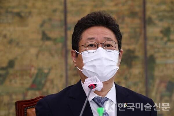 황희 문화체육관광부 장관이 지난 21일 국회 문화체육관광위원회에서 열린 전체회의에서 질의에 답변하고 있다