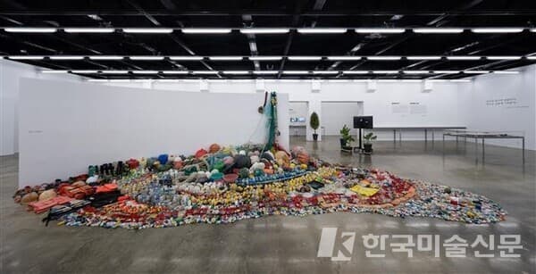 정재철 작가는 여행과 예술, 일상이 하나로 통하는 사회참여적이고, 수행적인 작업 세계를 펼쳤다. 바다에서 건져 올린 해양 쓰레기를 재구성한 설치작품은 &lsquo;블루오션 프로젝트&rsquo;의 일부다.아르코미술관 제공