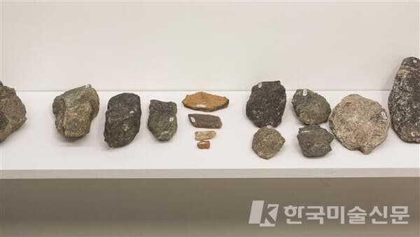 경기 과천 갈현동 가루개마을에서 채집한 씨앗과 돌을 전시한 &lsquo;시간의 씨앗 1&rsquo;.아르코미술관 제공