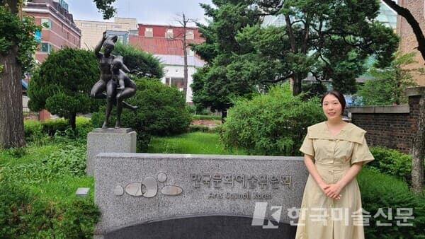 서울 대학로에 있는 예술가의 집 앞에서 포즈를 취하고 있는 김가희씨[사진=권미나 기자]