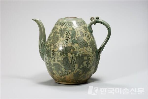 고려시대 &lsquo;청자상감 포도동자문 주전자&rsquo;(사진)와 이중섭의 회화 &lsquo;봄의 아동&rsquo;은 자유분방한 어린 아이들의 도상이 닮았을 뿐 아니라 기법 면에서도 청자의 음각과 그림의 윤곽선이 유사하다. 이중섭은 도자기와 골동품 수집 등 전통미술품에 각별한 애정을 지닌 것으로 유명하다.(출처 = 국립현대미술관 제공)