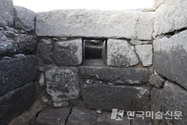 경복궁 내에서 발견된 대형 화장실 터 가운데 물을 들여보냈던 입수구의 모습. 문화재청 국립강화문화재연구소 제공