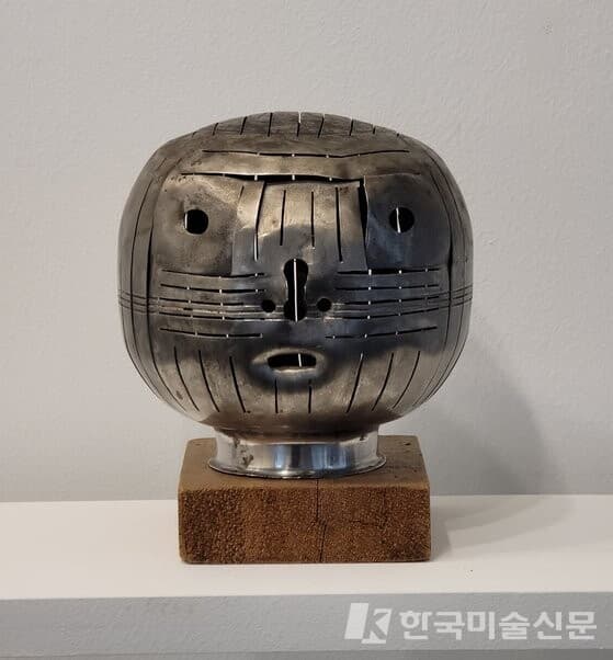 성찬경 시인 오브제 전시…시인이 고물로 빚은 예술작품