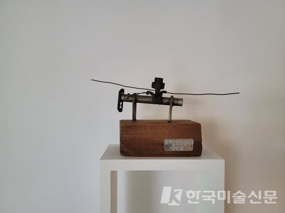 고 성찬경 시인이 버려진 사물들의 부품으로 만든 작은 조형물은 손으로 빚은 또 하나의 시(詩)다. 작품 하나하나에 은유와 위트, 낭만적 시선이 녹아 있다. 사진은 풍차와 싸우는 돈키호테 (24x51x14.5cm). (출처 = 엄뮤지엄)