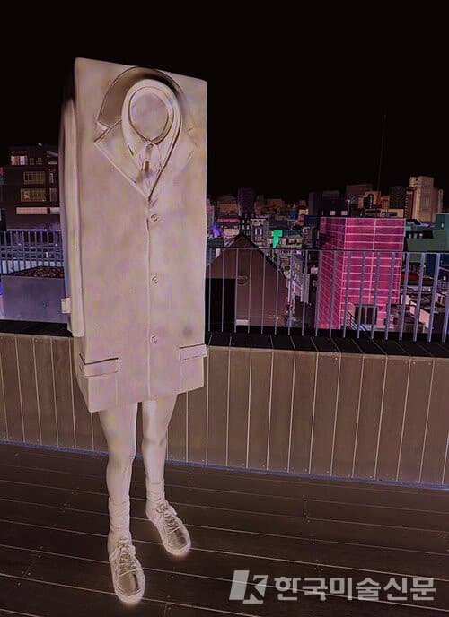 서울 청담동 쾨닉 갤러리 옥상 전시장.