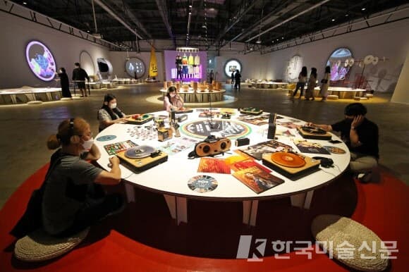1일 개막한 광주디자인비엔날레 전시장에서 관람객들이 작품을 감상하고 있다