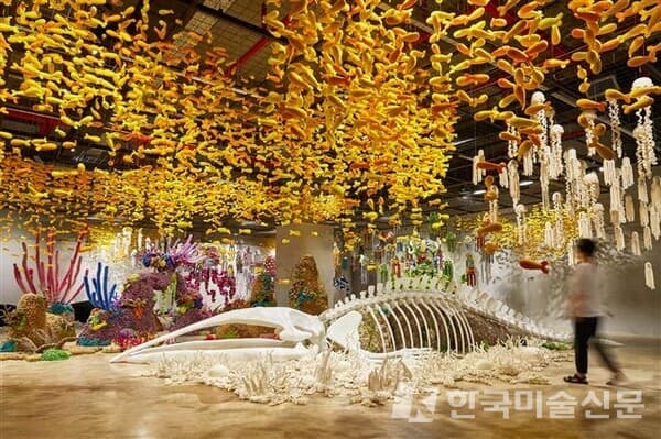 청주공예비엔날레에서 선보이는 인도네시아 작가 물야나의 설치작품 &lsquo;심연 속으로&rsquo;는 코바늘 손뜨개로 제작한 해양생물과 바닷속 풍경을 펼쳐 놓는다.청주공예비엔날레 제공