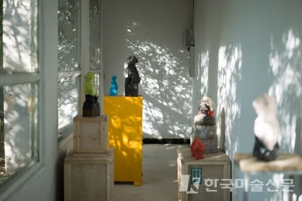 경남 밀양의 폐교를 개조한 누루미술관. 교실 앞 복도에 오제성 작가의 작품이 전시돼 있다. /밀양시