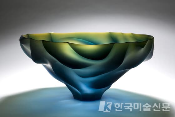 작품명 &lsquo;정령의 풍경&rsquo;. 위로 갈수록 두께가 얇아지면서 진청색에서 연둣빛을 띤다. [사진 한국공예디자인문화진흥원]