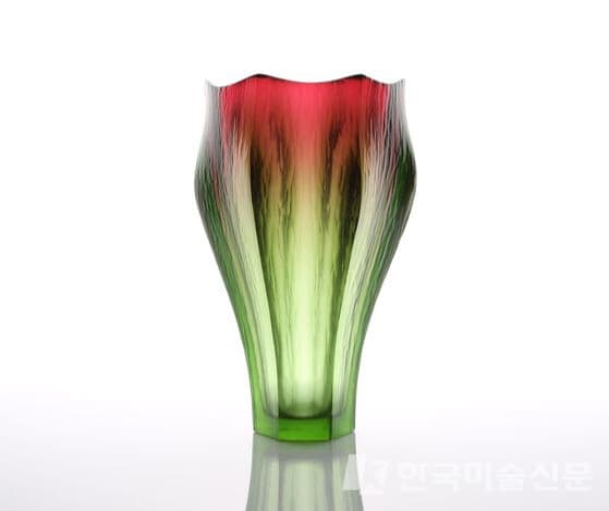 작품명 &lsquo;저녁 7시30분 청주&rsquo;. 블로잉 기법과 캐스팅 기법을 병행하는 김 작가의 작품들은 유리지만 표면 질감이 다양하다. [사진 한국공예디자인문화진흥원]