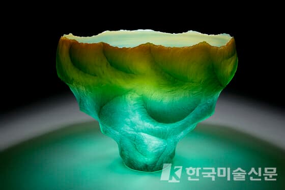 2013년 &lsquo;가나자와 국제 유리 공모전&rsquo;에서 은상을 수상한 &lsquo;파도 속의 석양&rsquo;.