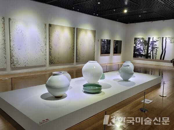 남도전통미술관에서 김판기 달항아리와 박종규 `노이즈`, 김종규 수묵화 `빛으로부터 나무형상` 등이 어우러져 있다. (사진=전남국제수묵비엔날레)