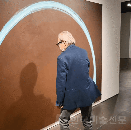이건용 작가가 퍼포먼스를 재현하고 있다