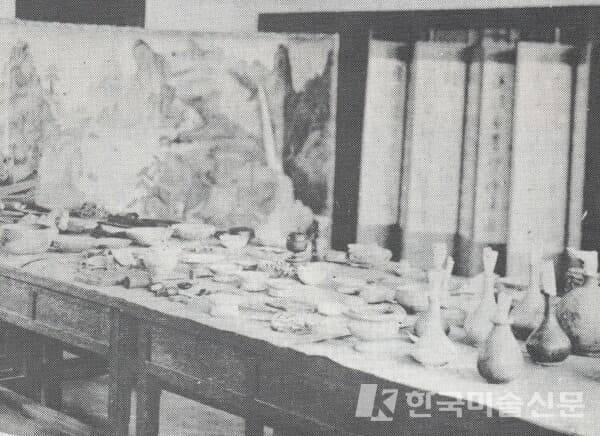 1930년대 백남순의 대작 낙원 이 전시됐던 평북 정주 오산학교 박물관 내부의 옛 모습. 도자기들이 놓인 탁자 너머로 병풍 모양으로 펼쳐진 낙원 의 화폭이 보인다. 오산고교의 오산학교 70년사 에서 실려있는 사진이다.