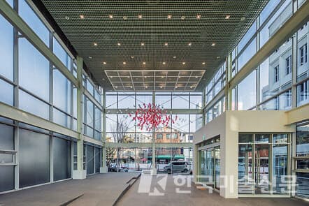 싱크탱크 플랫폼을 염두하고 지어진 안내동은 &lsquo;윤보선 길의 아이콘&rsquo;이다. [서울공예박물관 제공]