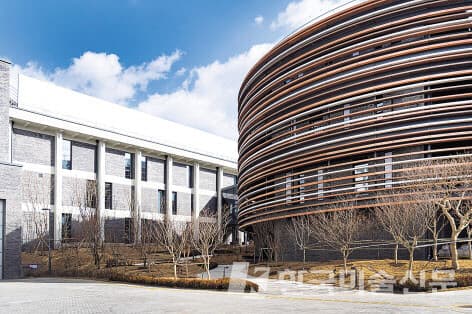 서울공예박물관에서 가장 &lsquo;혁신&rsquo;에 가까운 설계는 어린이박물관이다. 기존 십자 형태의 건물은 동그란 원형의 건축물로 다시 태어났다. 전시2동(왼쪽)과 어린이박물관(오른쪽) [서울공예박물관 제공]