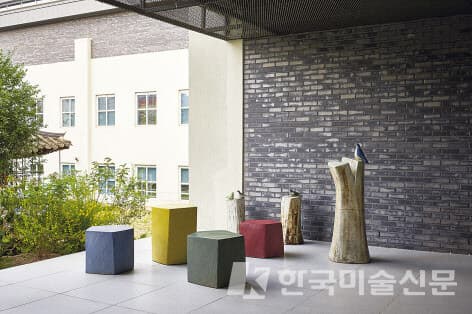 전시2동에 설치된 김익영 &lsquo;오각의 합주&rsquo; [서울공예박물관 제공]