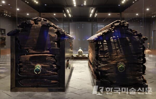 무령왕릉 발굴 50주년 특별전에 나온 무령왕과 왕비 목관[국립공주박물관 제공]