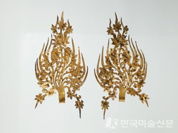 무령왕릉의 대표적인 출토품 가운데 하나로 꼽히는 무령왕의 관꾸미개 장식. 치솟아 오르는 화염 모양의 무늬가 특징이다. 국립공주박물관 제공