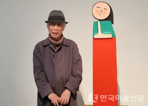 최근 개인전 &lsquo;최종태, 구순을 사는 이야기&rsquo;전이 열리는 김종영미술관에서 포즈를 취한 최 작가. (사진=김종영미술관)
