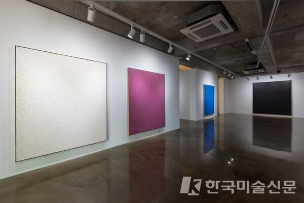 안영일 작가의 대표 시리즈인 &lsquo;물(WATER)&rsquo; 시리즈의 갤러리 세솜 전시 전경 .(사진=세솜갤러리)
