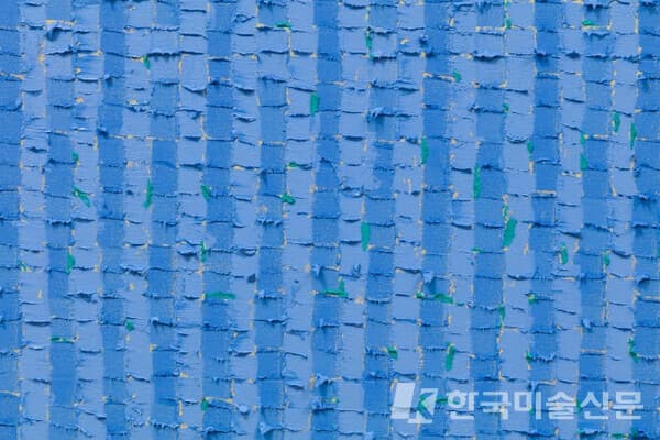 안영일 작가의 &lsquo;물&rsquo; 시리즈의 한 작품을 확대한 모습. &ldquo;힘의 강약과 나이프로 물감을 밀 때의 방향에 따라 서로 다른 표정을 짓는다.&rdquo;(평론가 윤진섭)