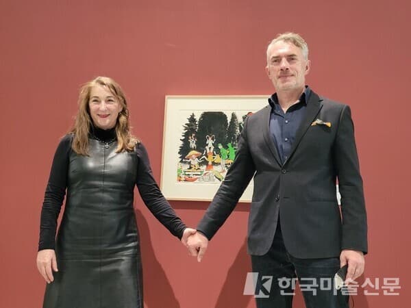 10월25일 서울 스페이스 케이의 전시 설명회에 나온 부부 작가 네오 라우흐(오른쪽)와 로자 로이. 손을 잡고 자신들의 작품 앞에 서 있다. (사진=스페이스케이)