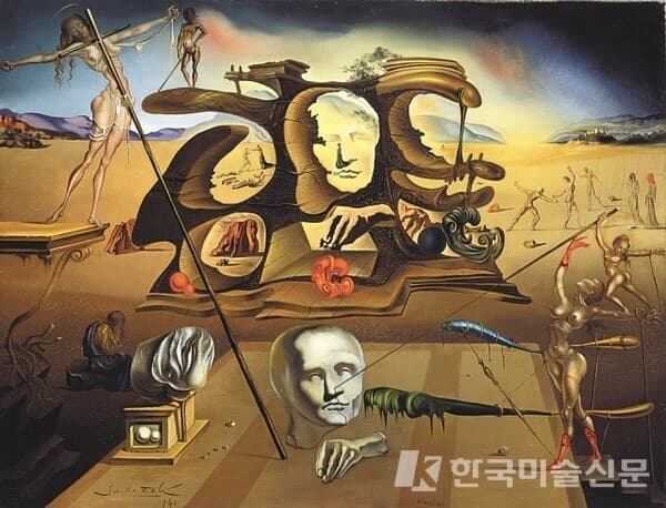 (사진=동대문디자인플라자)임신한 여성이 된 나폴레옹의 코, 독특한 폐허에서 멜랑콜리한 분위기 속 그의 그림자를 따라 걷다(1945년). ⓒ Salvador Dali, Fundacio Gala-Salvador Dali&nbsp;