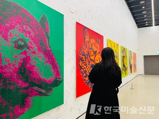 레고블록을 조립해 완성한 회화 &lsquo;십이지신 두상&rsquo;(각 190x190㎝)