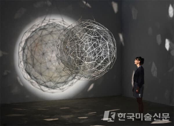 올라푸르 엘리아손의 2014년 작 `우주 먼지입자`. [사진 제공 = 북서울미술관]