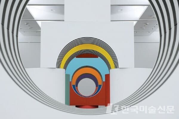 다니엘 뷔렌의 스트라스부르 현대미술관 &lsquo;아이의 놀이처럼&rsquo;(2014년). travail in situ. 대구미술관 제공 &copy;DB-ADAGP
