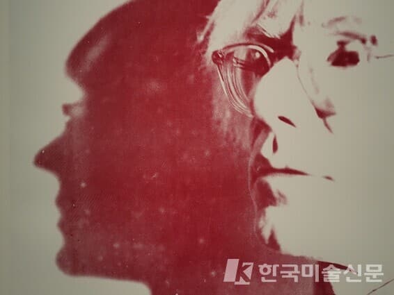 한국에 처음 선보이는 루이뷔통 컬렉션 작품인 앤디 워홀의 1981년 작 자화상 섀도(그림자). 뮤지엄보드에 실크스크린 기법으로 찍은 판화다.