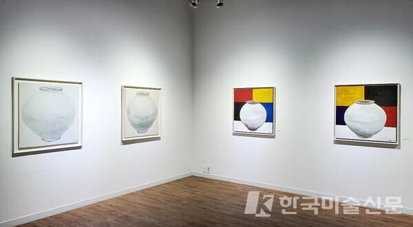 금보성 아트센터에서 전시 중인 오만철 작가의 달항아리 작품들[사진=권미나 기자]
