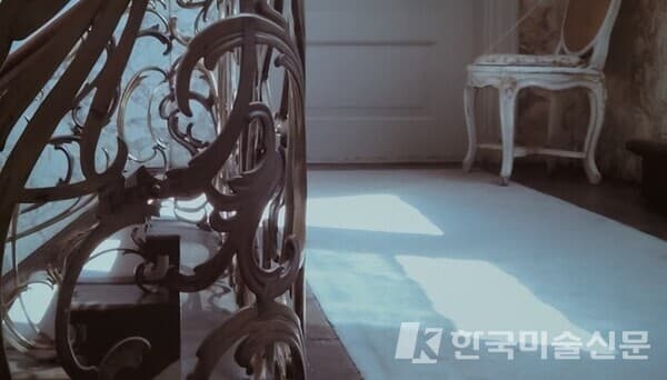 부산현대미술관 기획전 &lsquo;신실한 실패: 재현 불가능한 재현&rsquo;에 나온 작가 재커리 폼왈트의 영상물 모래 위의 임금 의 한 장면. 17세기 네덜란드 동인도회사 창립 주역 판 론(반 룬) 가문의 저택이었던 암스테르담 판 론 뮤지엄의 난간과 회화, 사진 등에 초점을 맞추며 가문의 재산 증식 과정을 이 문화적 산물들이 어떻게 함축하고 은폐하고 있는지를 보여준다.