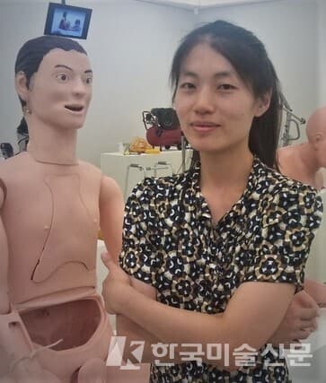 정금형 작가. 지난 2016년 8월 아틀리에 에르메스에서 열린 &lsquo;개인소장품&rsquo;전 전시장에서 카메라 앞에 선 모습이다.