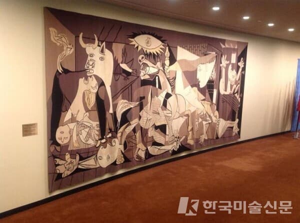 미국 뉴욕 유엔 안전보장이사회 회의실 바깥 벽면에 걸려 있는 피카소의 &lsquo;게르니카&rsquo; 태피스트리 작품. 사진 출처 페카 하비스토 핀란드 의원 트위터