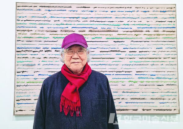 &lsquo;이후 접합&rsquo; 연작 앞에서 포즈를 취한 하종현 작가.