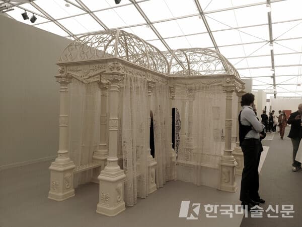 LA현대미술관(LACMA)의 조형물로도 유명한 크리스 버든의 작품이 가고시안갤러리를 통해 프리즈 LA에 선보였고, 작품은 17일 개막과 동시에 유럽의 한 미술관에 판매됐다. /사진제공=케이아티스츠 아트컨설팅