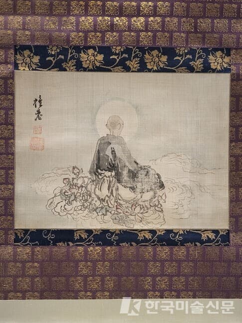 전시장 마지막을 수놓은 18세기 그림 거장 단원 김홍도의 말년기 걸작인 염불서승도. 주름이 자글거리는 구름에 휩싸여 연꽃대좌 위에 앉은 채 돌아앉은 노승의 뒷모습이다.