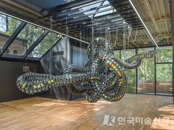 채도 V (Chroma V), 2022, 235x800x225cm 크로마틱 키네틱 설치폴리머, 알루미늄, 아크릴, 폴리카보네이트, 모터, 마이크로 컨트롤러, LED (사진=한국문화예술위원회 제공)
