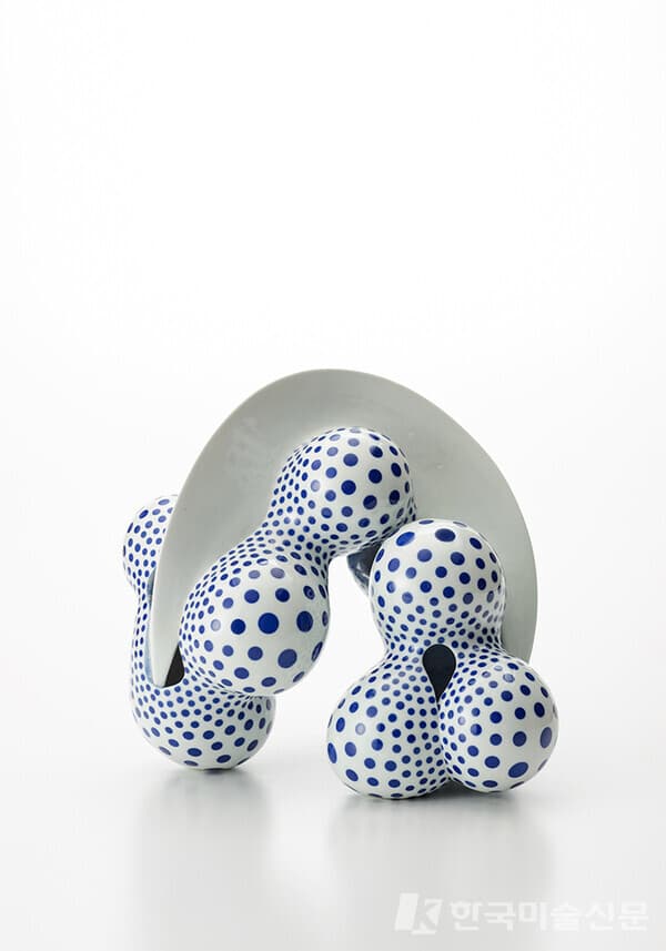 Proliferating Forms - 2029,Porcelain, H26 &times; W22 &times; D30 cm , 2020