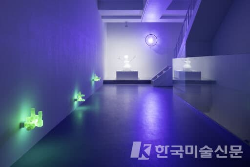필립 파레노의 첫 개인전 &lsquo;광물적 변이&rsquo; 전경. 왼쪽 벽면에 부착된 작품이 &lsquo;AC/DC 스네이크&rsquo;다(사진=글래드스톤 갤러리).