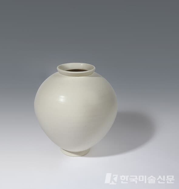 ▲ 이승욱, 달항아리#1-03백토, 24 x 23cm, 2022