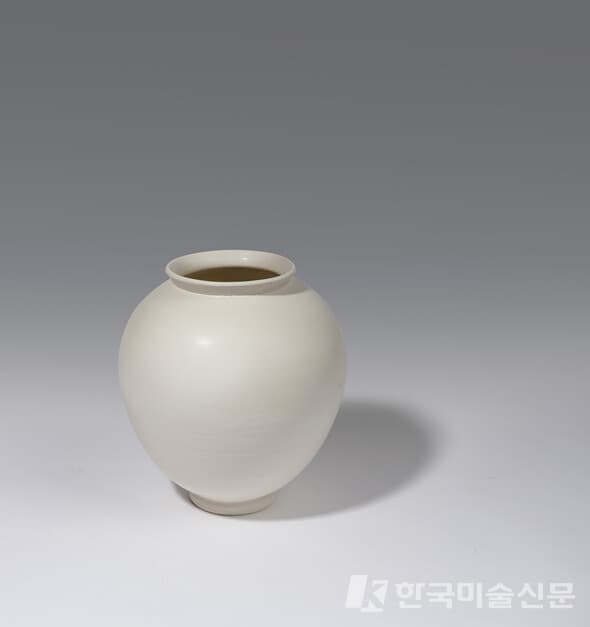 ▲&nbsp;이승욱, 달항아리#1-08백토, 25 x 22cm, 2022&nbsp;