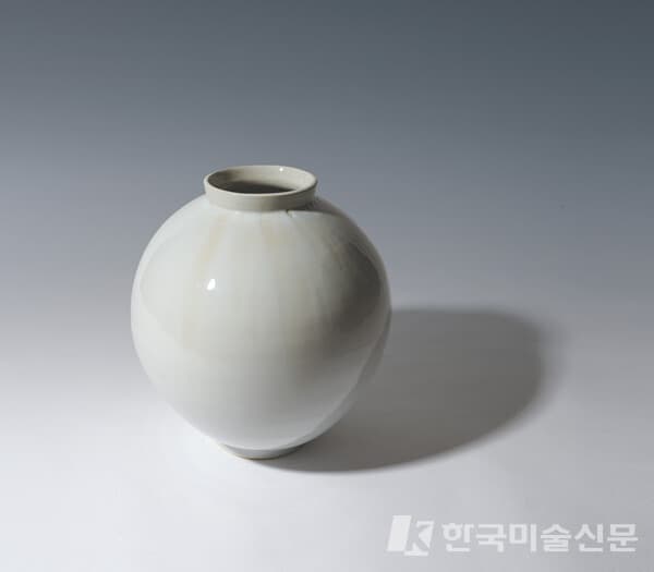 ▲&nbsp;이승욱, 달항아리#2-02백토, 33 x 30cm, 2021