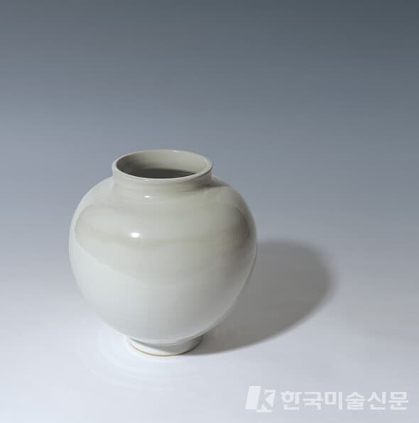 ▲&nbsp;이승욱, 달항아리#2-09백토, 26 x 25cm, 2021&nbsp;