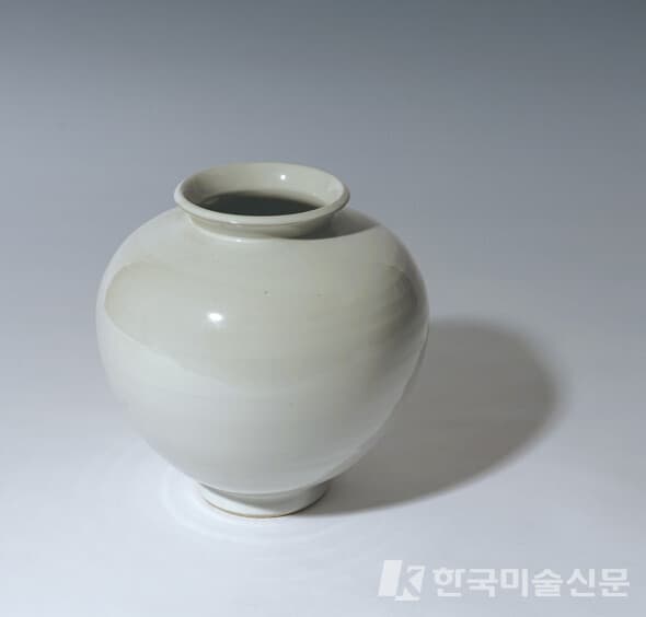 ▲&nbsp;이승욱, 달항아리#2-11백토, 25 x 24cm, 2021&nbsp;